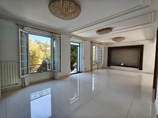 Maison 10 pièces 252 m²