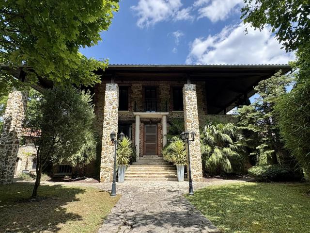Maison 10 pièces 254 m²
