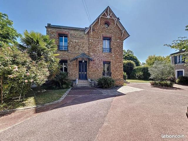 Maison 10 pièces 255 m²