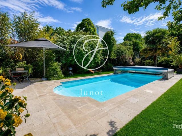 Maison 10 pièces 259 m²