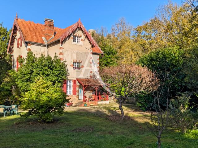 Maison 10 pièces 263 m²