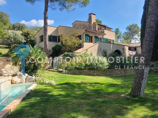 Maison 10 pièces 261 m²