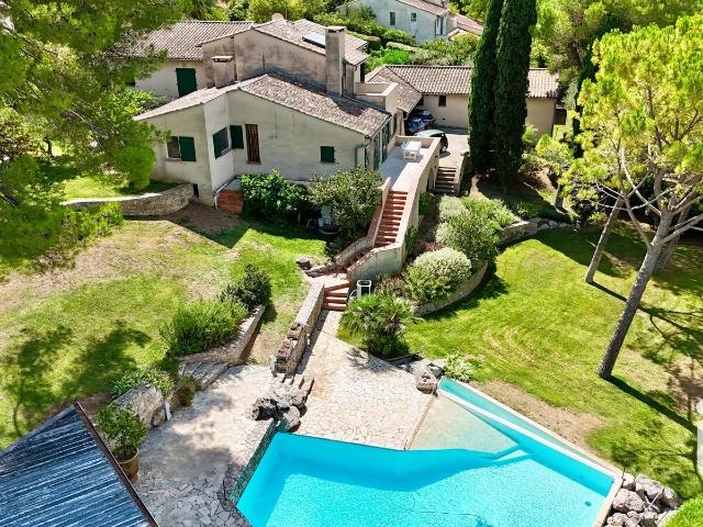 Maison 10 pièces 261 m²