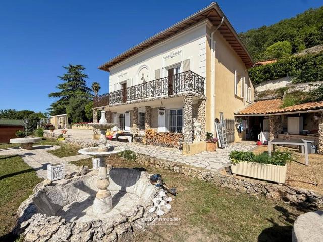 Maison 10 pièces 264 m²