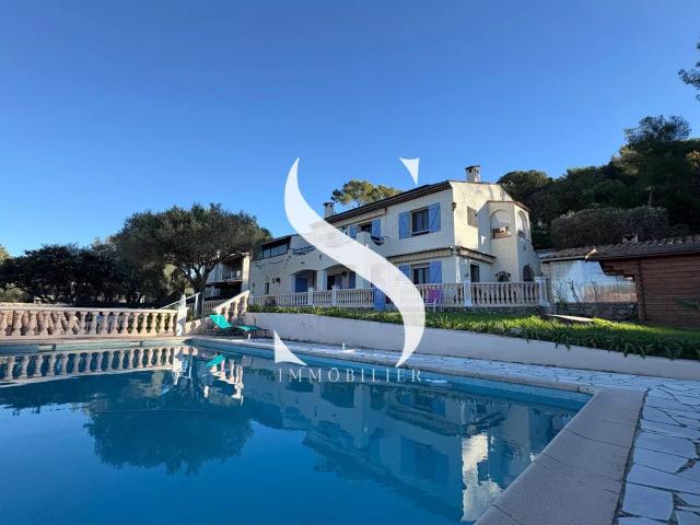 Maison 10 pièces 273 m²