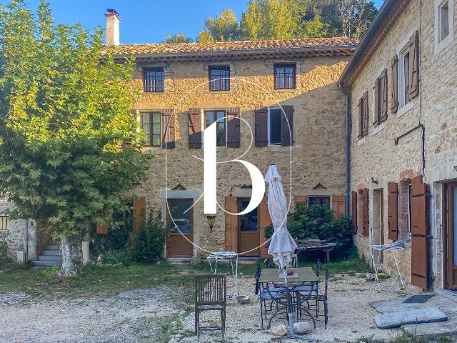 Maison 10 pièces 270 m²