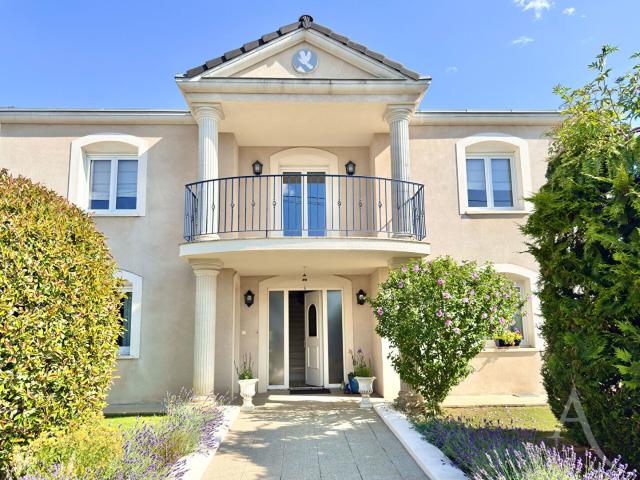 Maison 10 pièces 285 m²