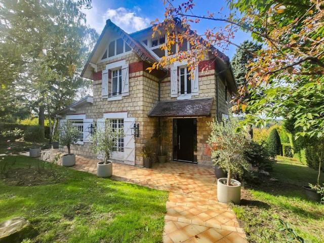 Maison 10 pièces 211 m²