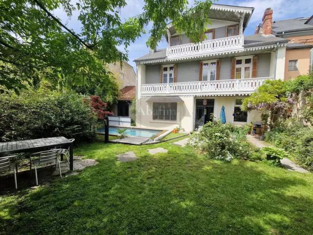 Maison 10 pièces 217 m²