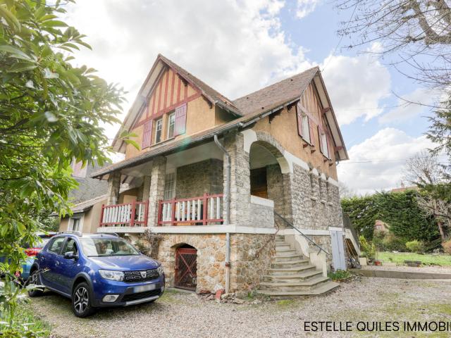 Maison 10 pièces 218 m²