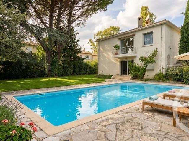 Maison 10 pièces 234 m²