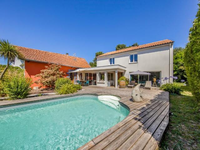 Maison 10 pièces 235 m²