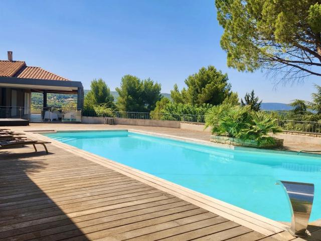 Maison 10 pièces 351 m²