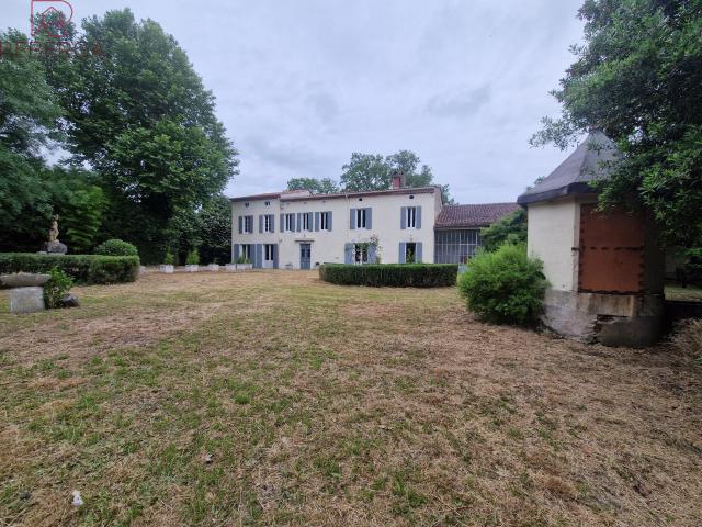 Maison 10 pièces 355 m²