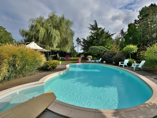 Maison 10 pièces 366 m²