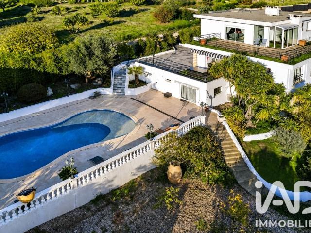 Maison 10 pièces 366 m²