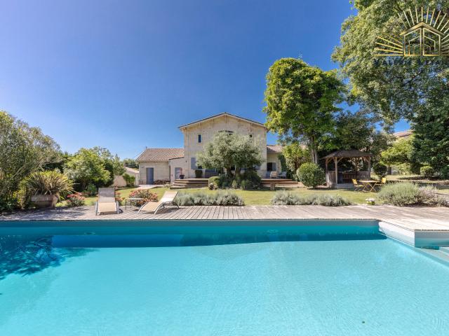 Maison 10 pièces 368 m²