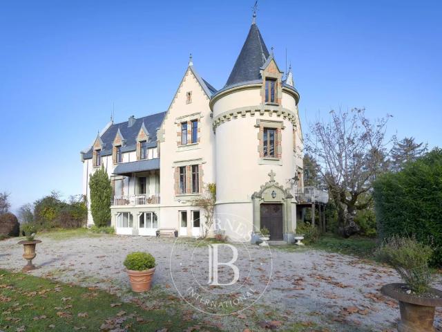 Maison 10 pièces 368 m²