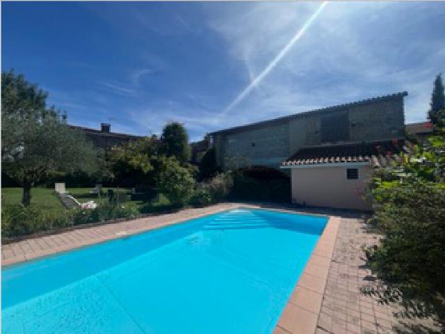 Maison 10 pièces 370 m²