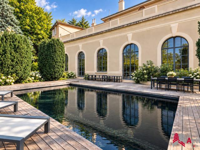 Maison 10 pièces 372 m²