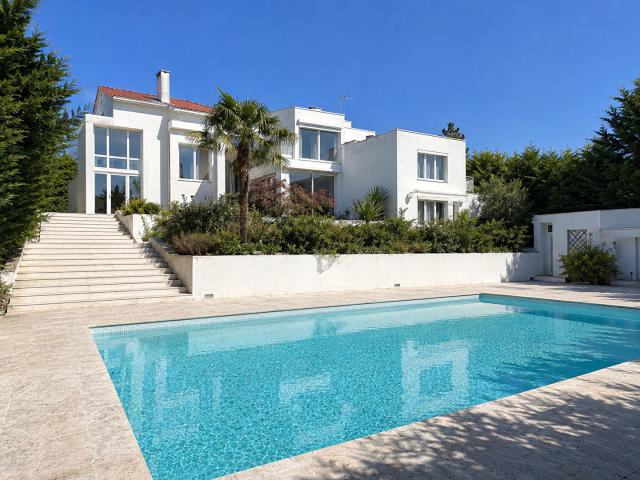Maison 10 pièces 375 m²