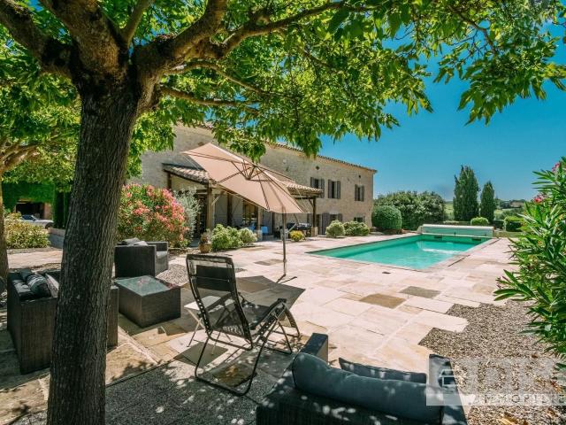 Maison 10 pièces 382 m²