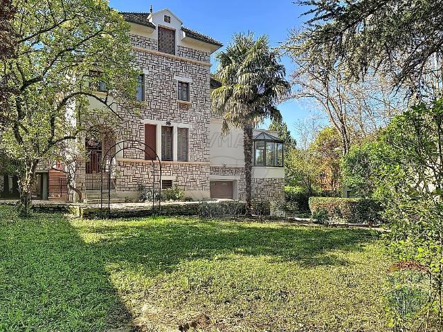 Maison 10 pièces 390 m²