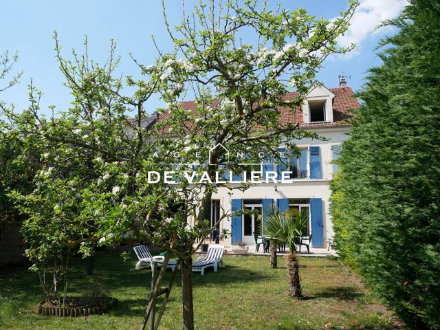 Maison 10 pièces 300 m²