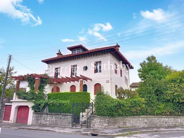 Maison 10 pièces 300 m²