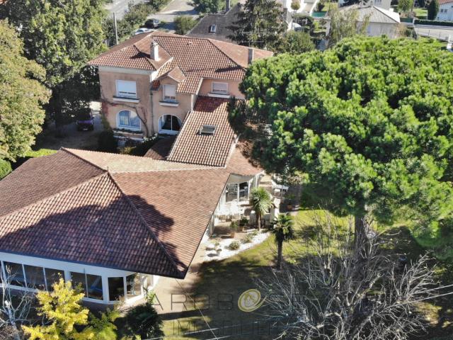 Maison 10 pièces 300 m²