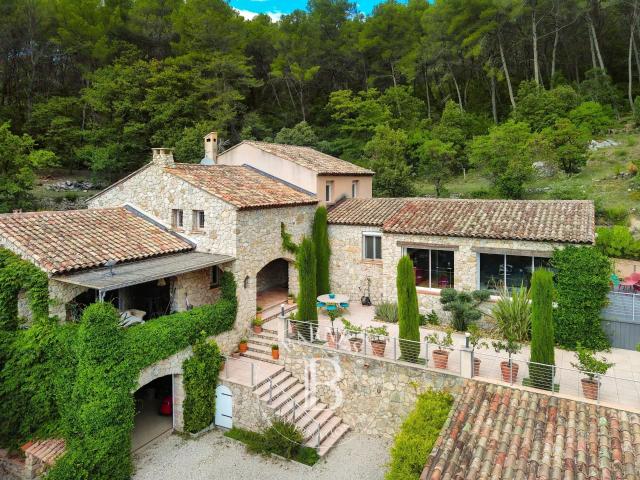 Maison 10 pièces 300 m²