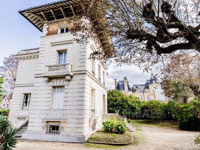 Maison 10 pièces 300 m²