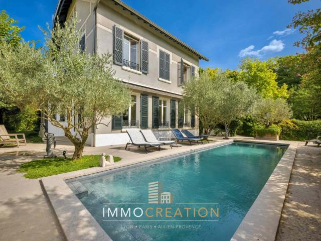 Maison 10 pièces 301 m²