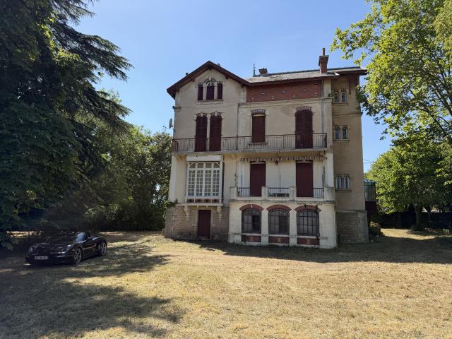 Maison 10 pièces 302 m²