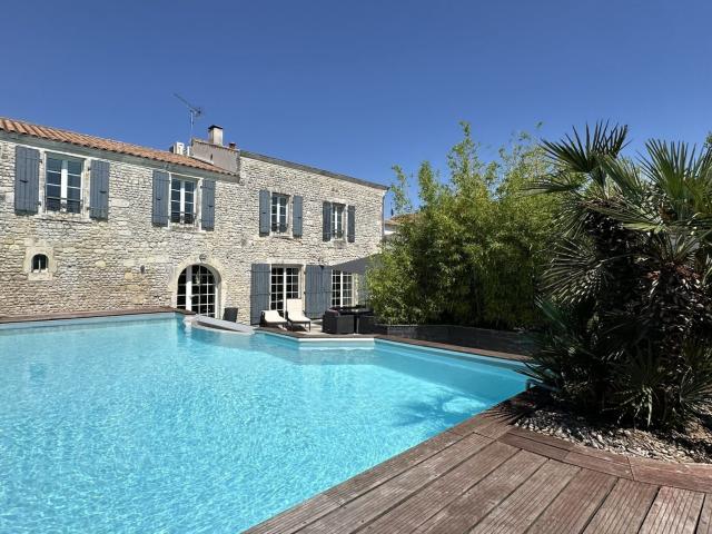 Maison 10 pièces 304 m²