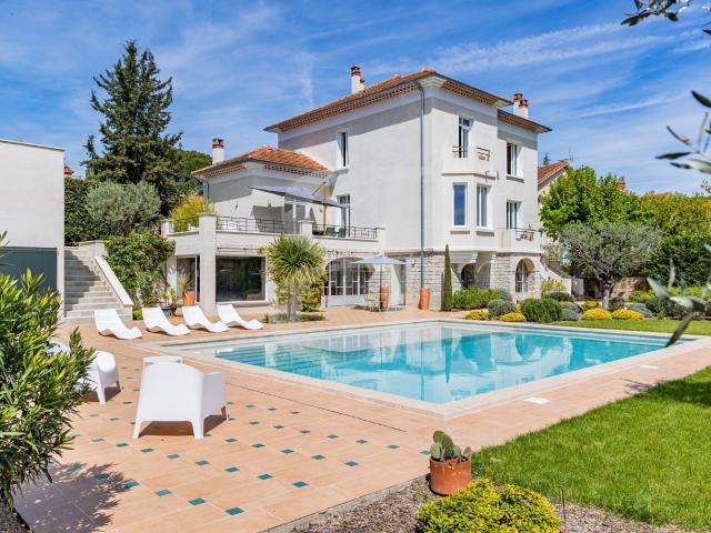 Maison 10 pièces 308 m²
