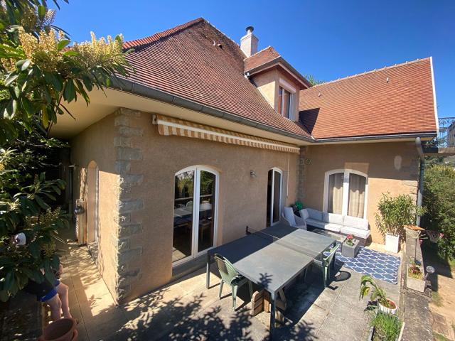 Maison 10 pièces 317 m²