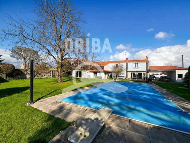 Maison 10 pièces 323 m²