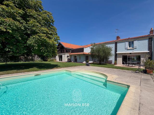 Maison 10 pièces 323 m²