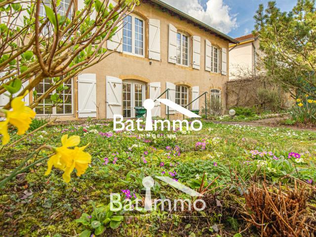 Maison 10 pièces 320 m²