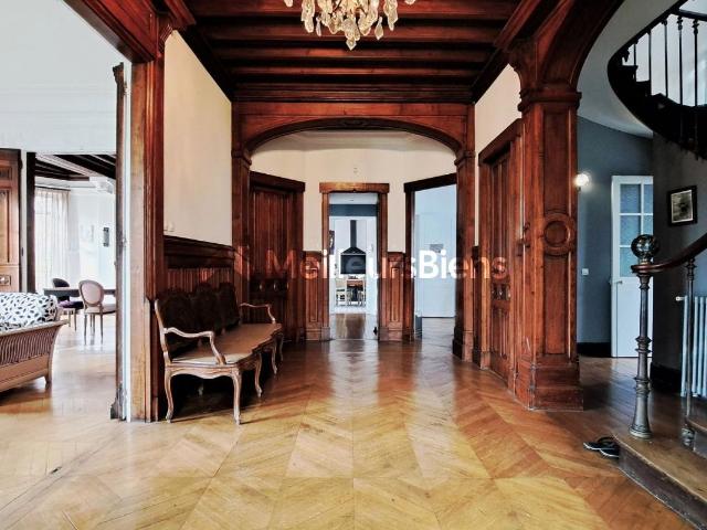 Maison 10 pièces 320 m²