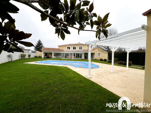 Maison 10 pièces 321 m²