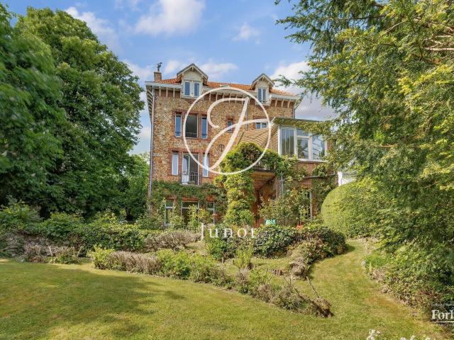Maison 10 pièces 329 m²