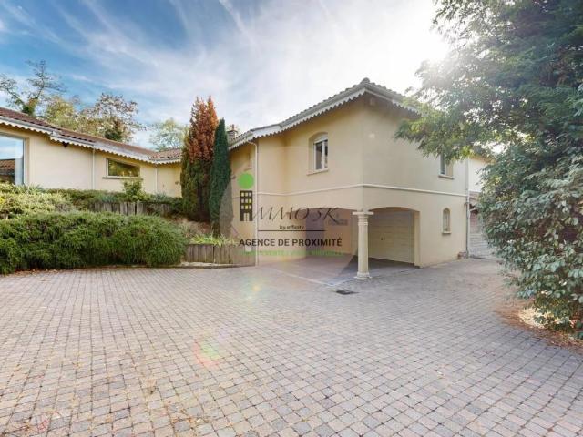 Maison 10 pièces 330 m²