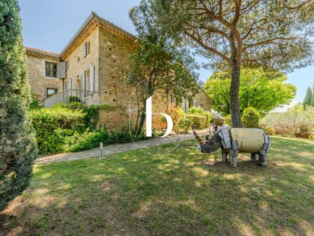 Maison 10 pièces 330 m²