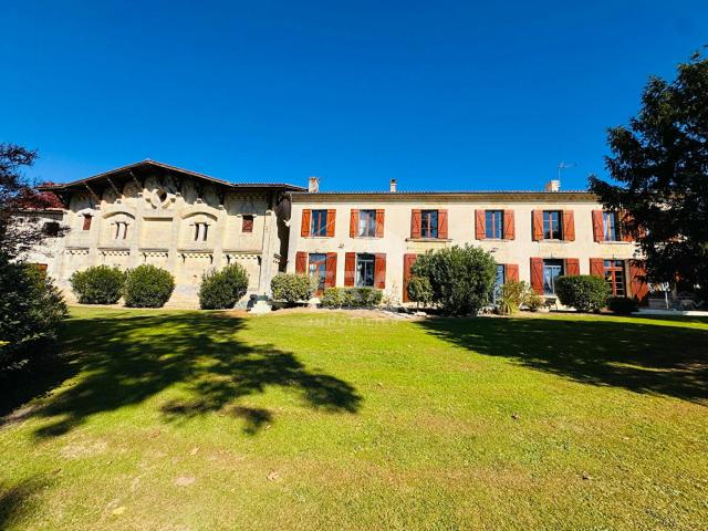 Maison 10 pièces 334 m²