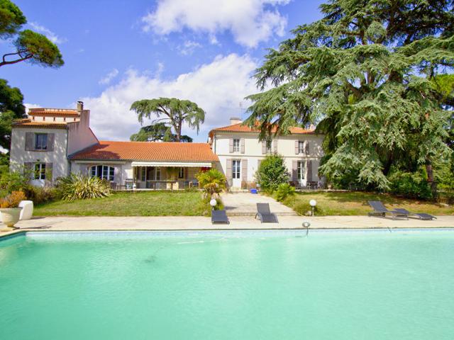 Maison 10 pièces 460 m²