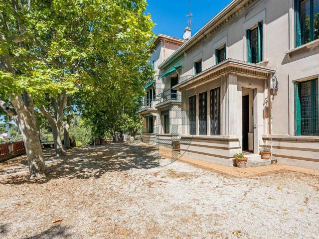 Maison 10 pièces 418 m²