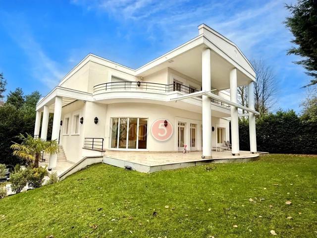Maison 10 pièces 650 m²