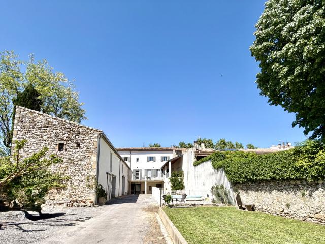 Maison 10 pièces 672 m²